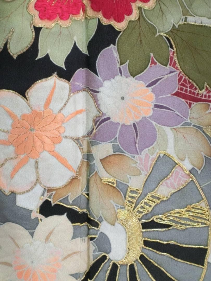 【Q4040】Ｂアンティークお仕立て上がり正絹振袖　黒地に花車模様　金糸刺繍