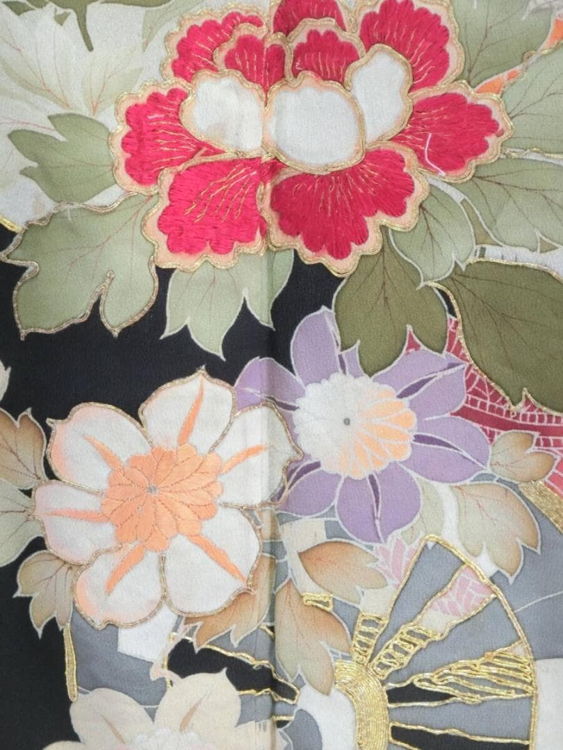 【Q4040】Ｂアンティークお仕立て上がり正絹振袖　黒地に花車模様　金糸刺繍