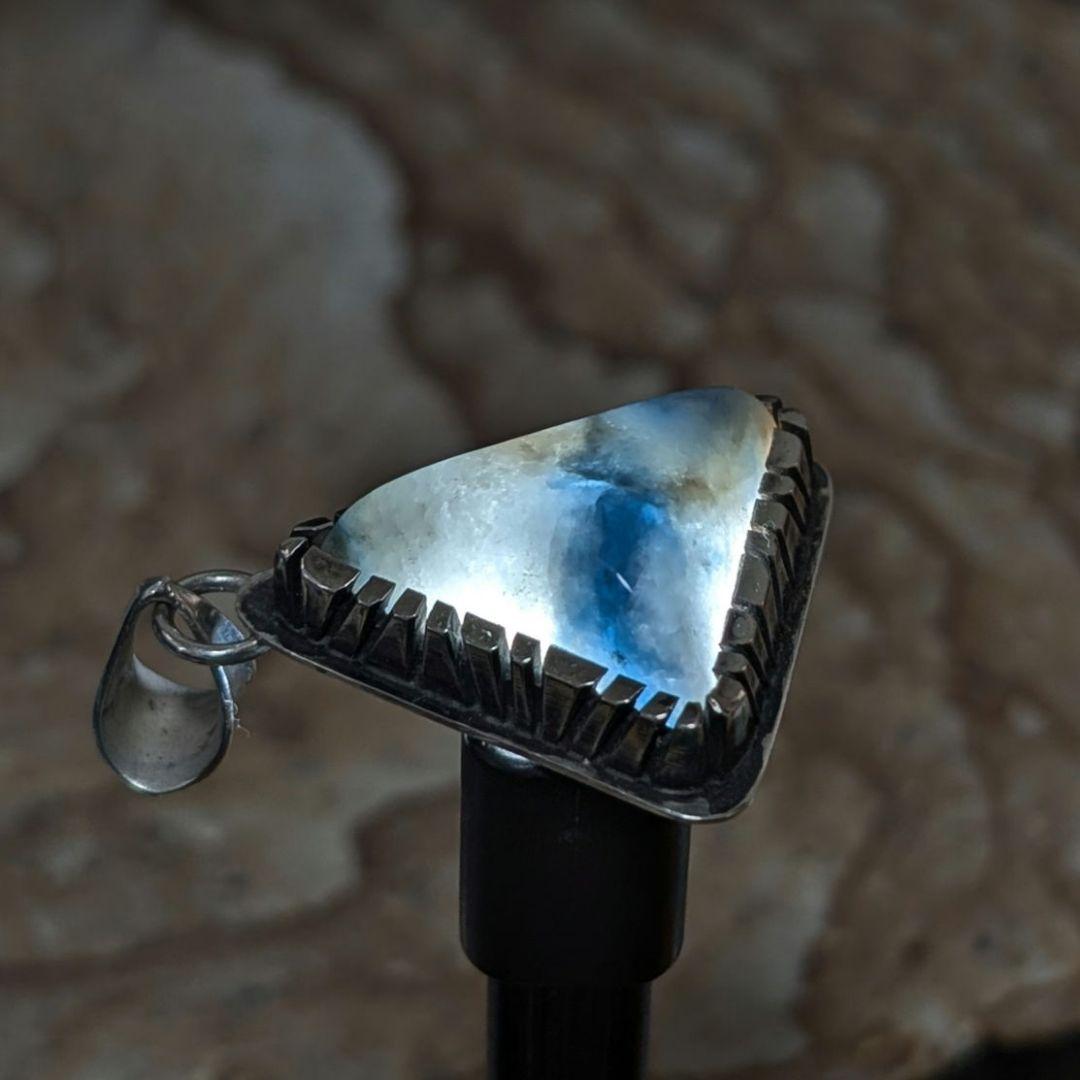 ハンドメイドの入りコン沢　ペンダントトップ　糸魚川翡翠