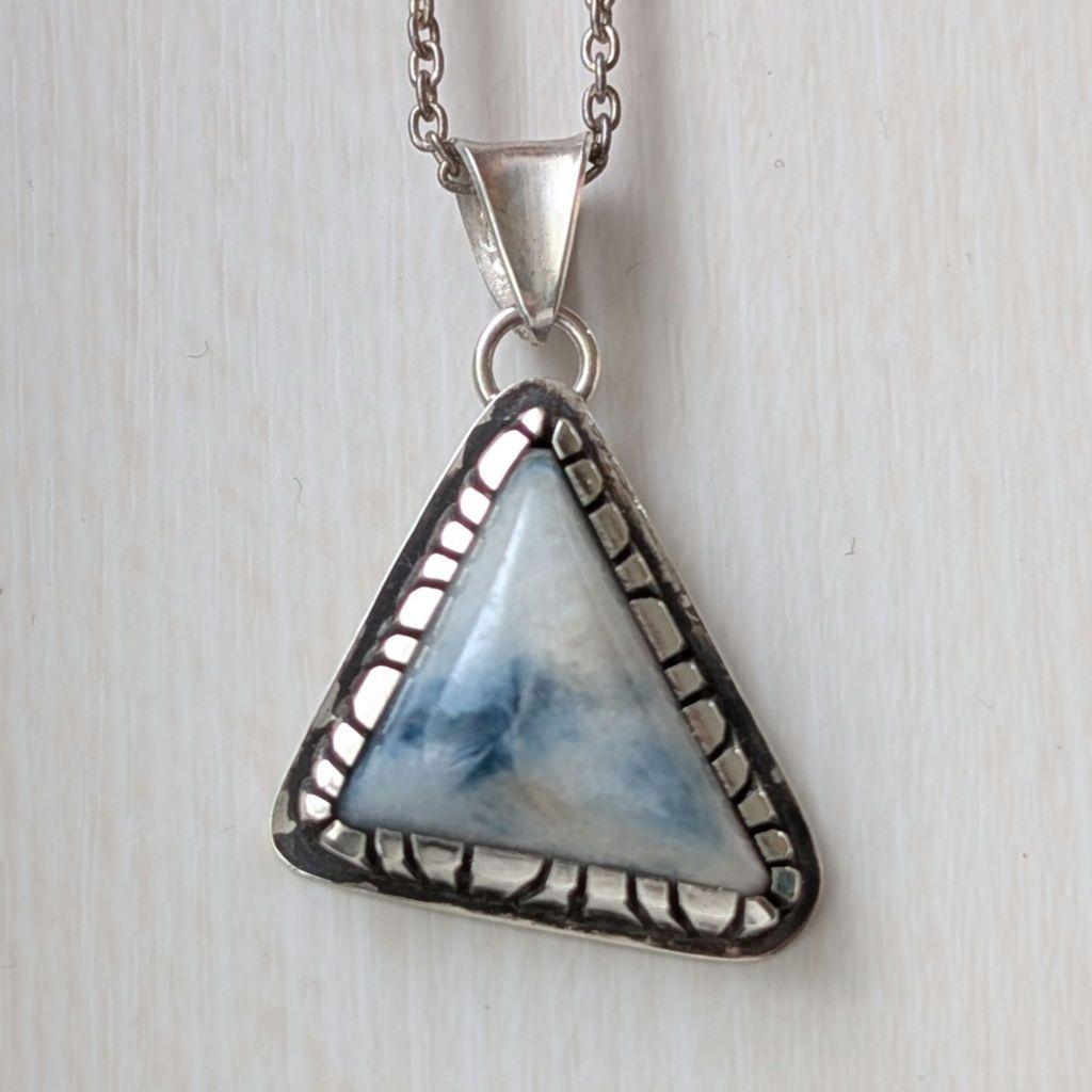 ハンドメイドの入りコン沢　ペンダントトップ　糸魚川翡翠