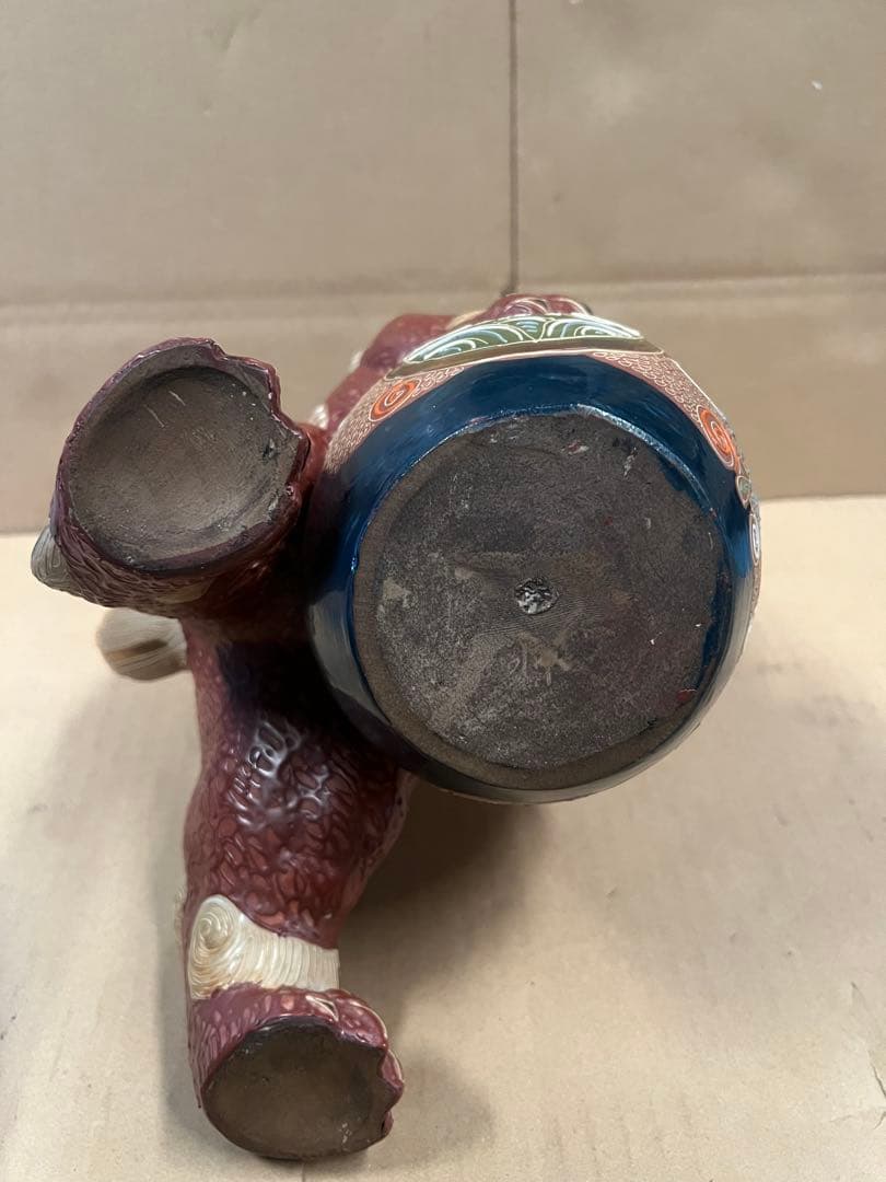 獅子の陶器置物