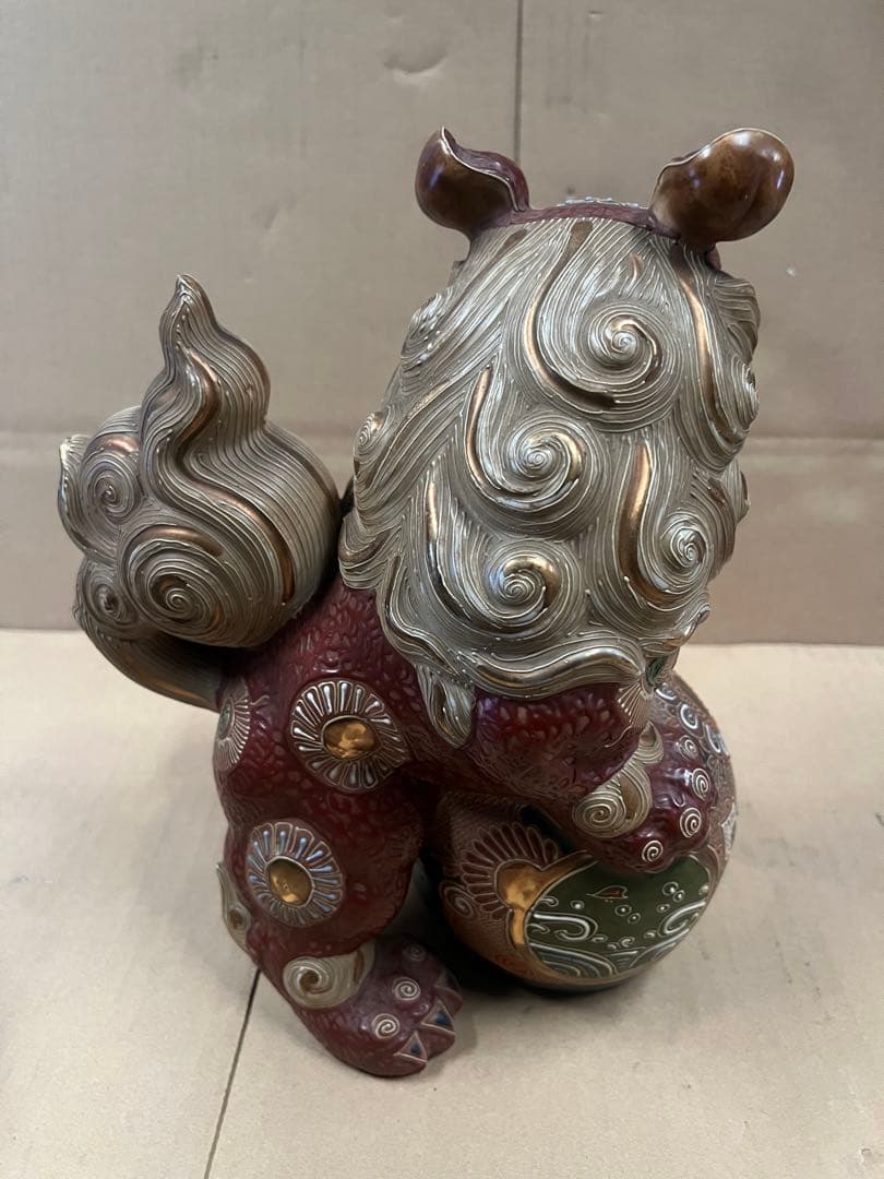 獅子の陶器置物