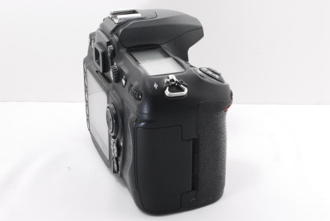 Nikon D200 CCDセンサーで色鮮やかな写真！ 高画質で簡単操作♪