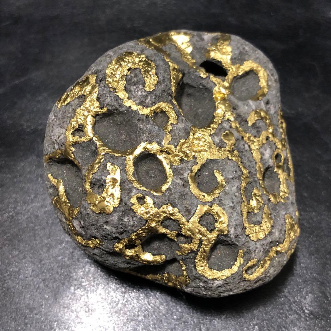 世界に1つ◼️超カッコイイまん丸な溶岩石の金彩ロックアート『オクトパシスタ』