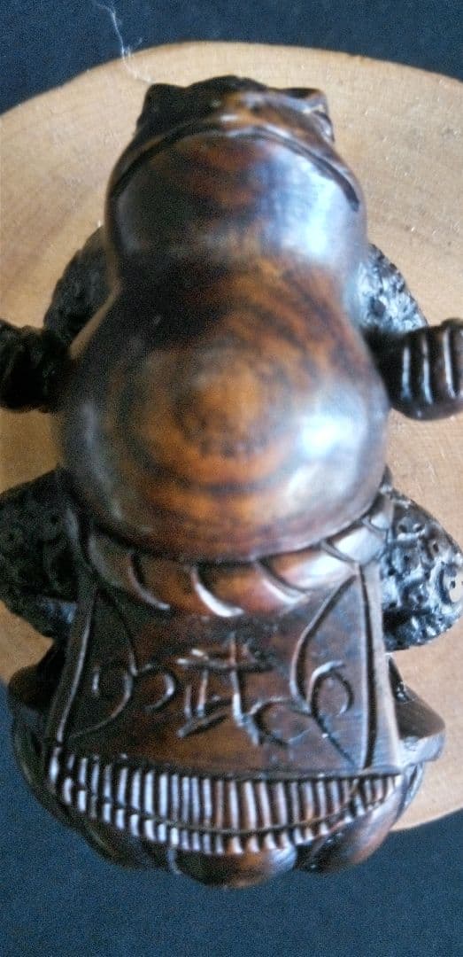 根付け、木彫カエル彫刻 約5cm ダークブラウン、重さ約23g