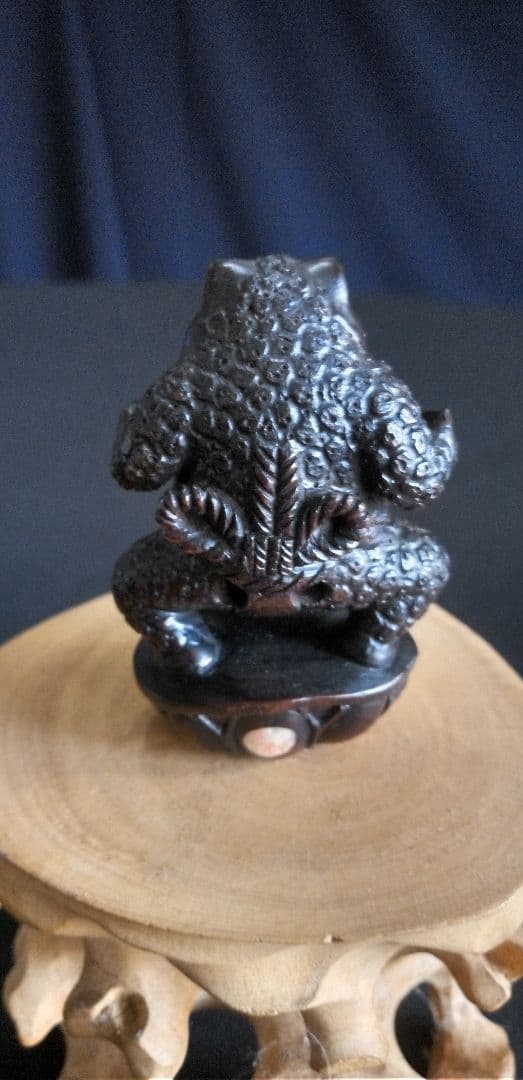 根付け、木彫カエル彫刻 約5cm ダークブラウン、重さ約23g