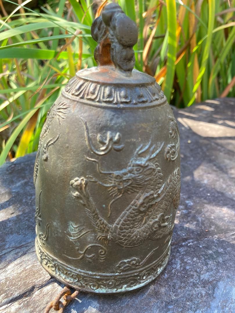 ドラゴン彫刻の金属製装飾ベル