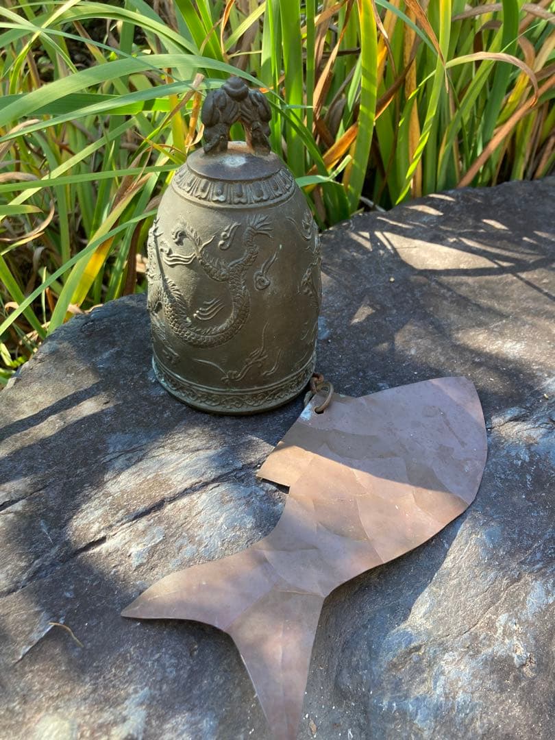 ドラゴン彫刻の金属製装飾ベル