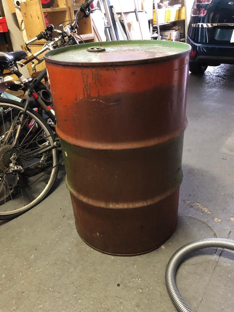 赤緑の金属製ドラム缶