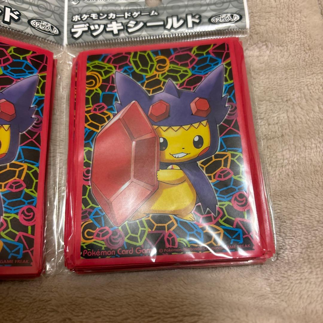 ポケモンセンター限定 デッキ　スリーブ　メガヤミラミのポンチョを着たピカチュウ