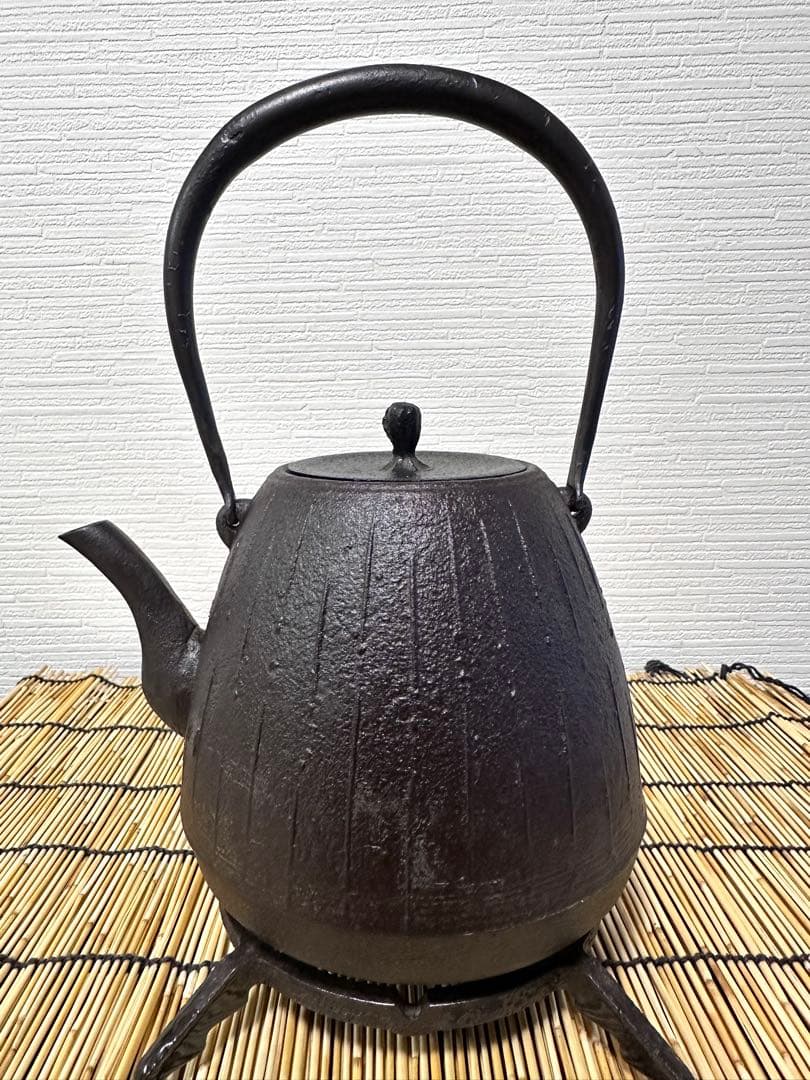 未使用、供箱等付属品付　南部盛栄堂販売 南部鉄瓶作家 及川 恒作 １５型雨地文