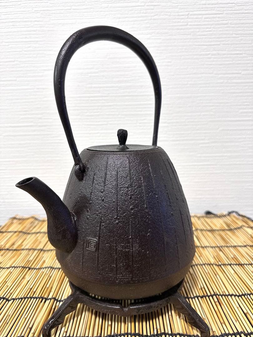 未使用、供箱等付属品付　南部盛栄堂販売 南部鉄瓶作家 及川 恒作 １５型雨地文