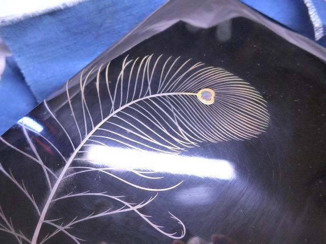 美しい黒塗りの文箱です。青貝の象嵌があり意匠が綺麗です。勲章の副賞です