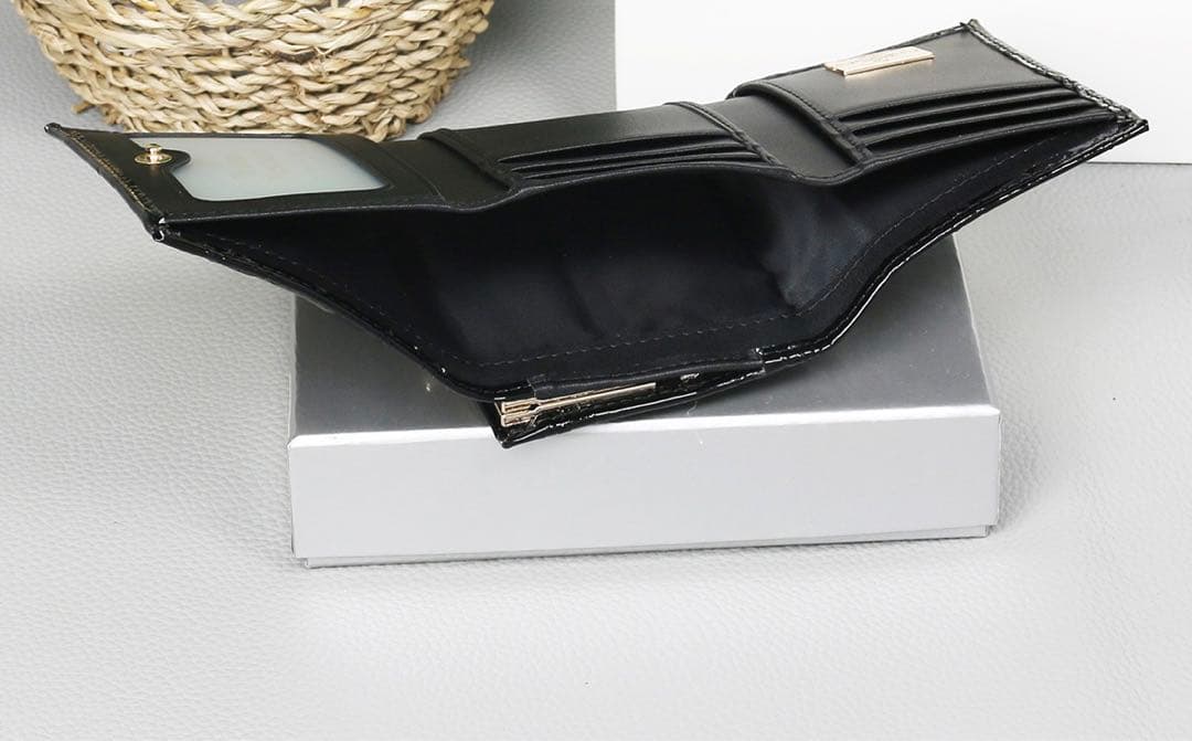 エナメル三つ折り財布 ブラック-110