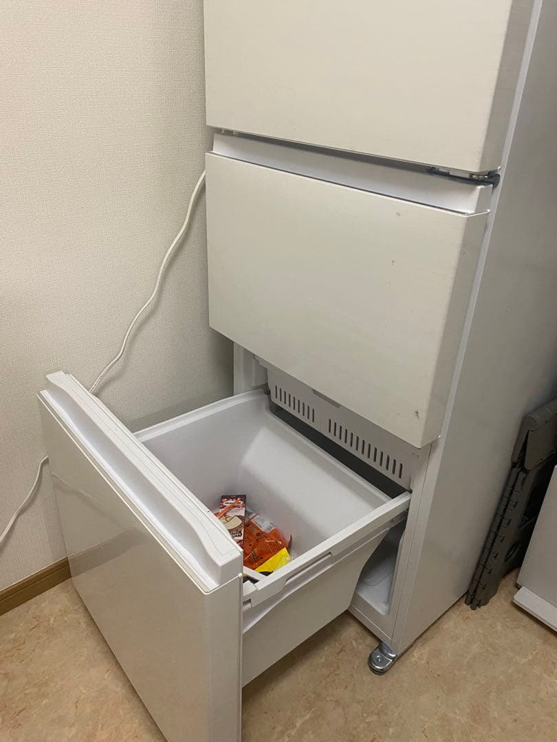 や*ま様 (HURRY 本日の廃棄 )ホワイト 2ドア冷蔵庫 冷凍室下部