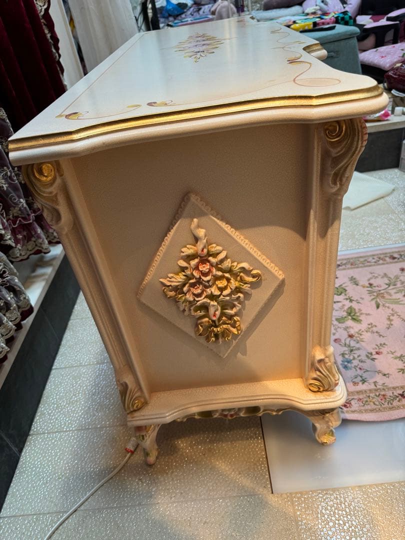 ロココ調　テレビ台