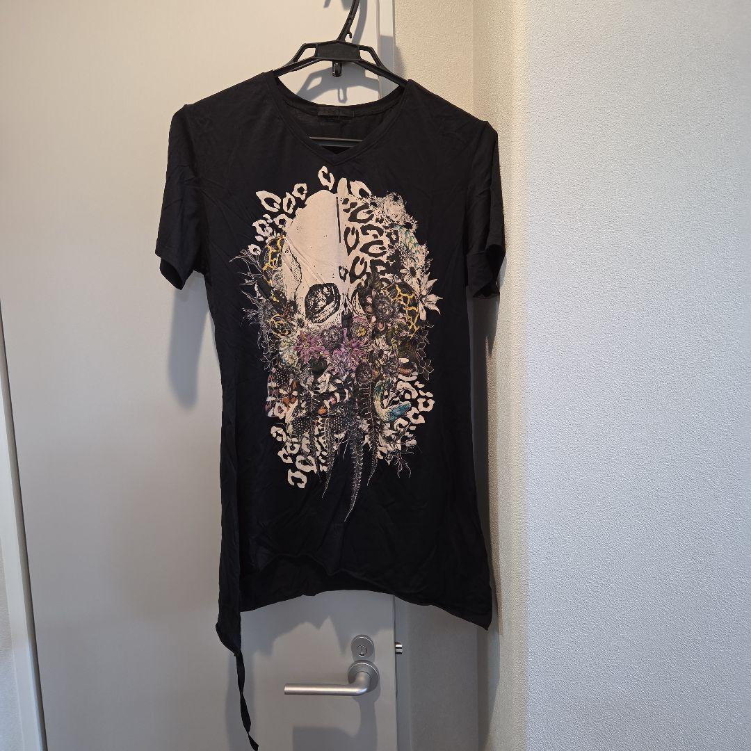 ケムリ スカルと花のグラフィックTシャツ