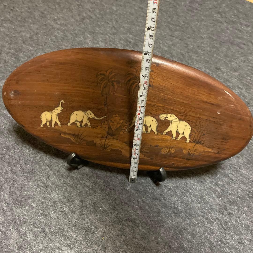 インドネシア　木製象彫刻楕円形プレート　飾り立て付き