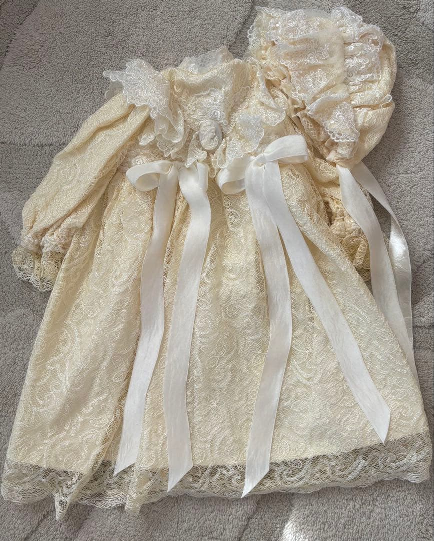 68センチアンティークドール用ドレス　クリーム色レースドレスと帽子