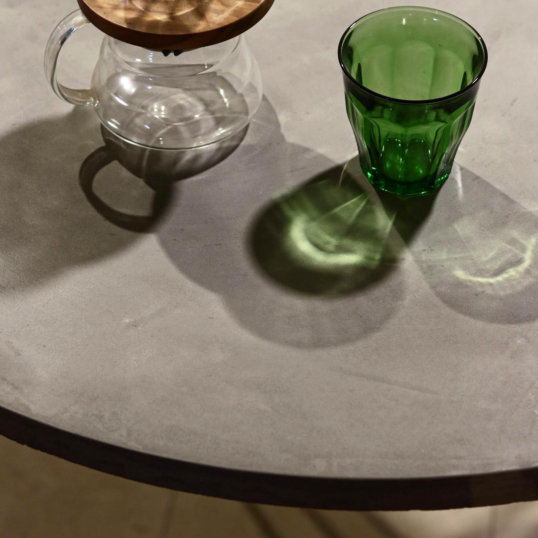 円形｜薄塗りモルタル｜ラウンドテーブル｜ライトグレー｜脚タイプ①