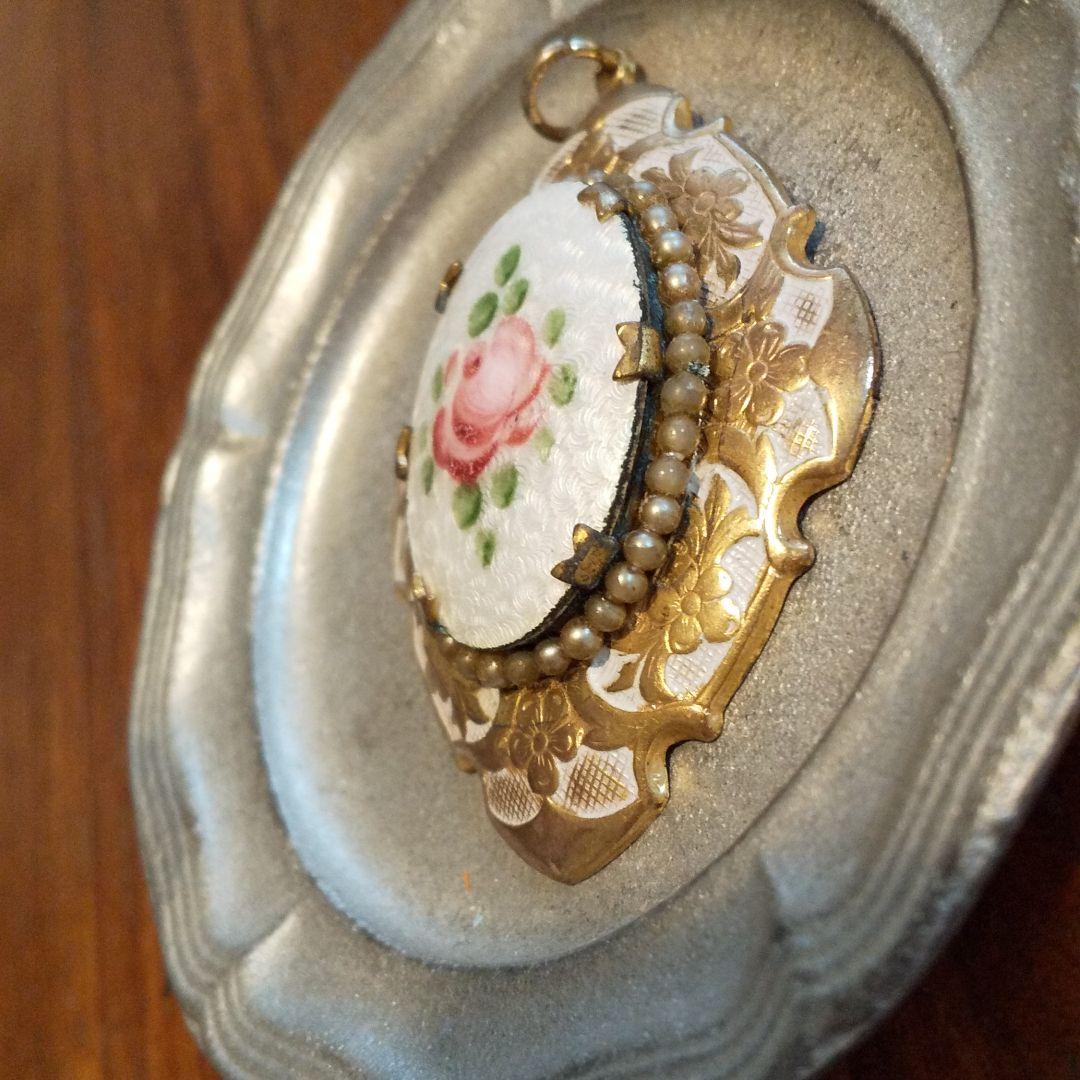 エナメル のペンダントヘッド 薔薇