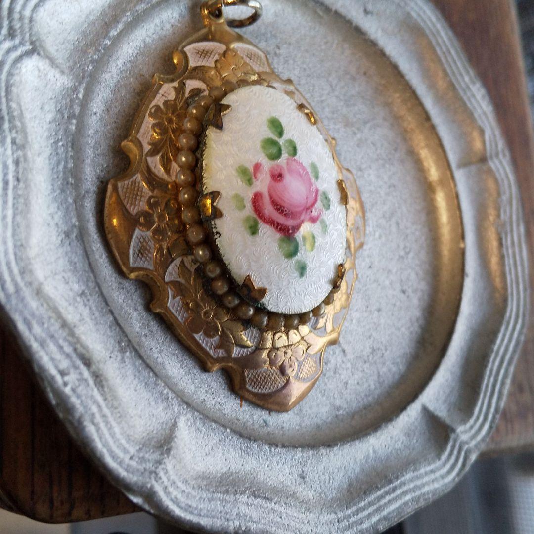 エナメル のペンダントヘッド 薔薇