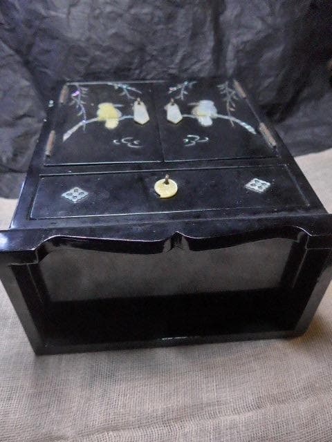 黒漆の象嵌の入った小引き出しです。韓国製です
