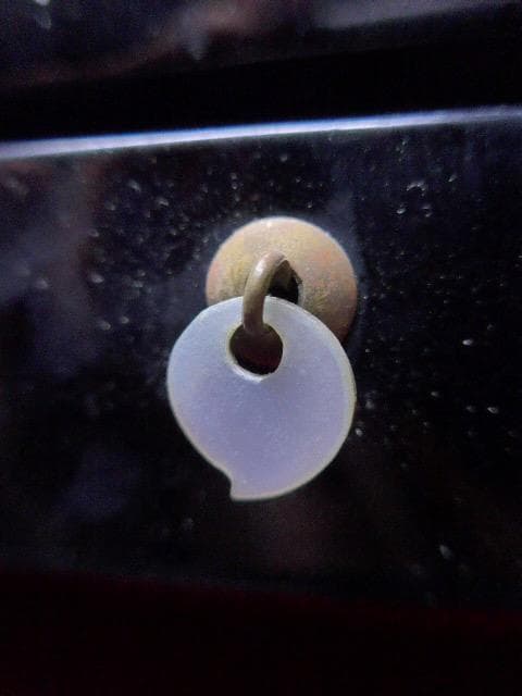 黒漆の象嵌の入った小引き出しです。韓国製です