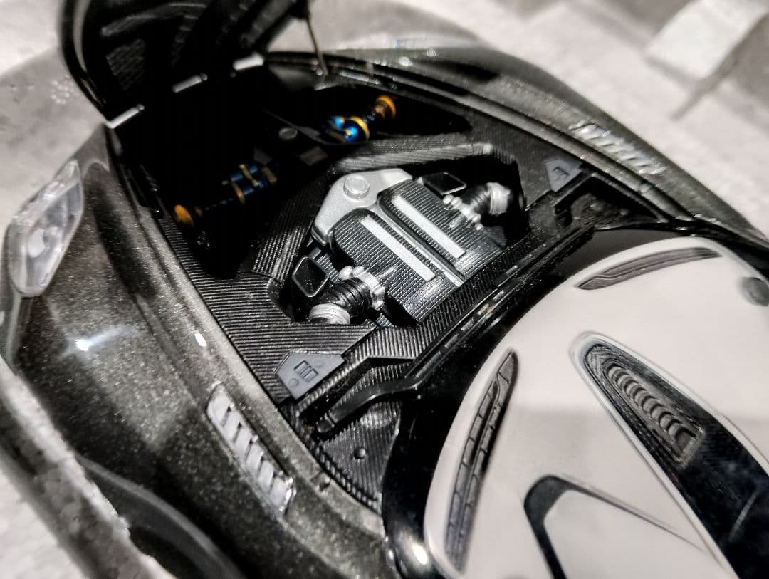 1/18 オートアート　アストンマーティン ONE-77　ミニカー　グレー