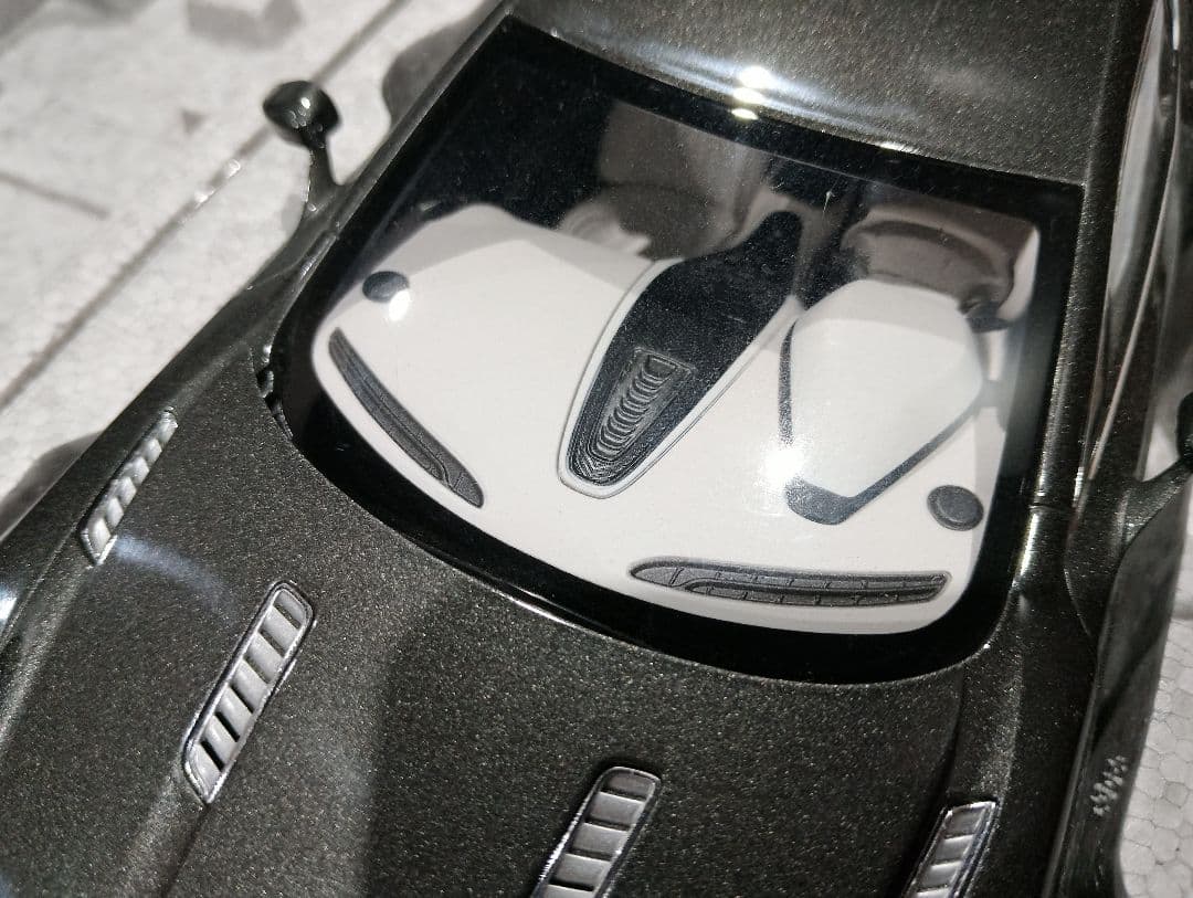 1/18 オートアート　アストンマーティン ONE-77　ミニカー　グレー