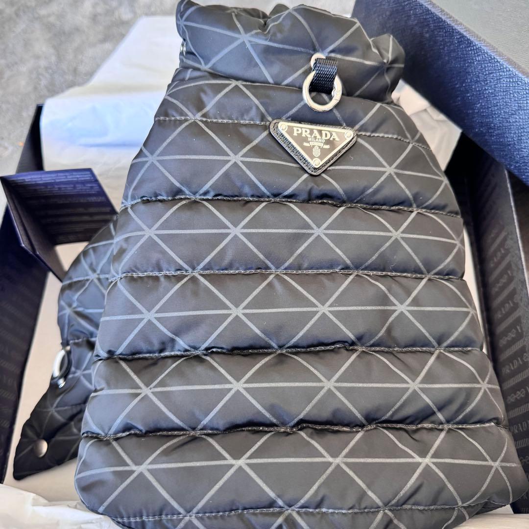 プラダ　ダウンジャケット 犬用 ペットダウン prada 黒 トライアングル