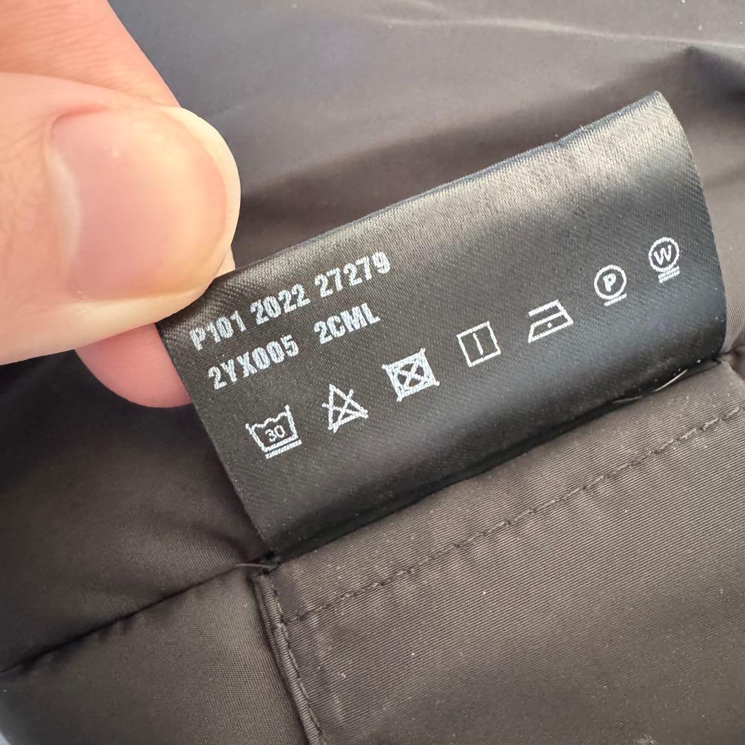 プラダ　ダウンジャケット 犬用 ペットダウン prada 黒 トライアングル