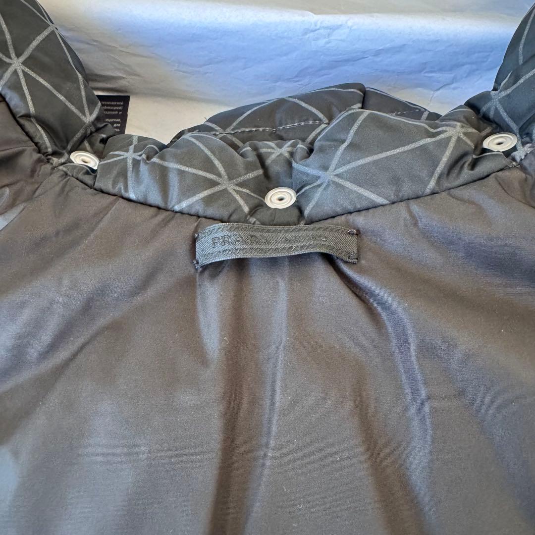 プラダ　ダウンジャケット 犬用 ペットダウン prada 黒 トライアングル