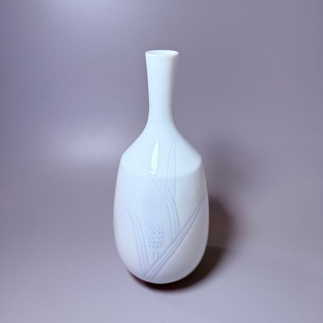 国重要無形文化財　井上萬二　作　白磁麦彫文様花瓶　究極の造形美　高さ26㎝