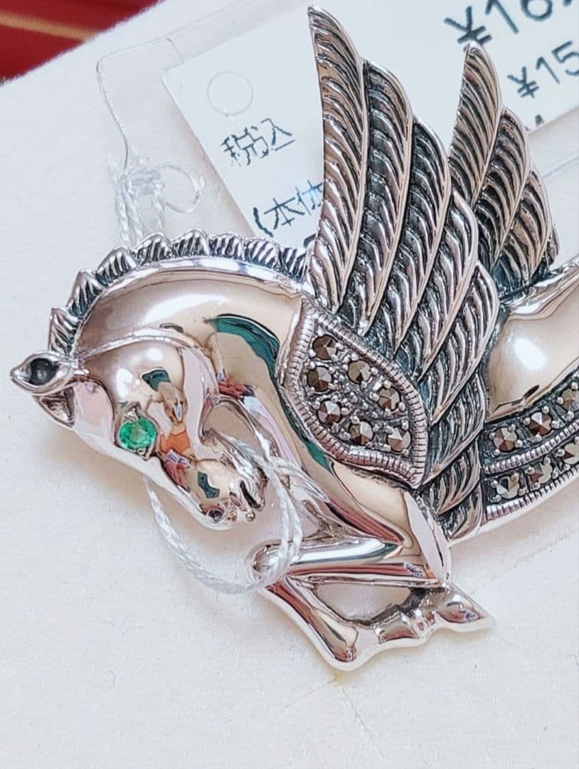未使用品 碌山 翼ある馬 ペガサス エメラルド シルバー ブローチ