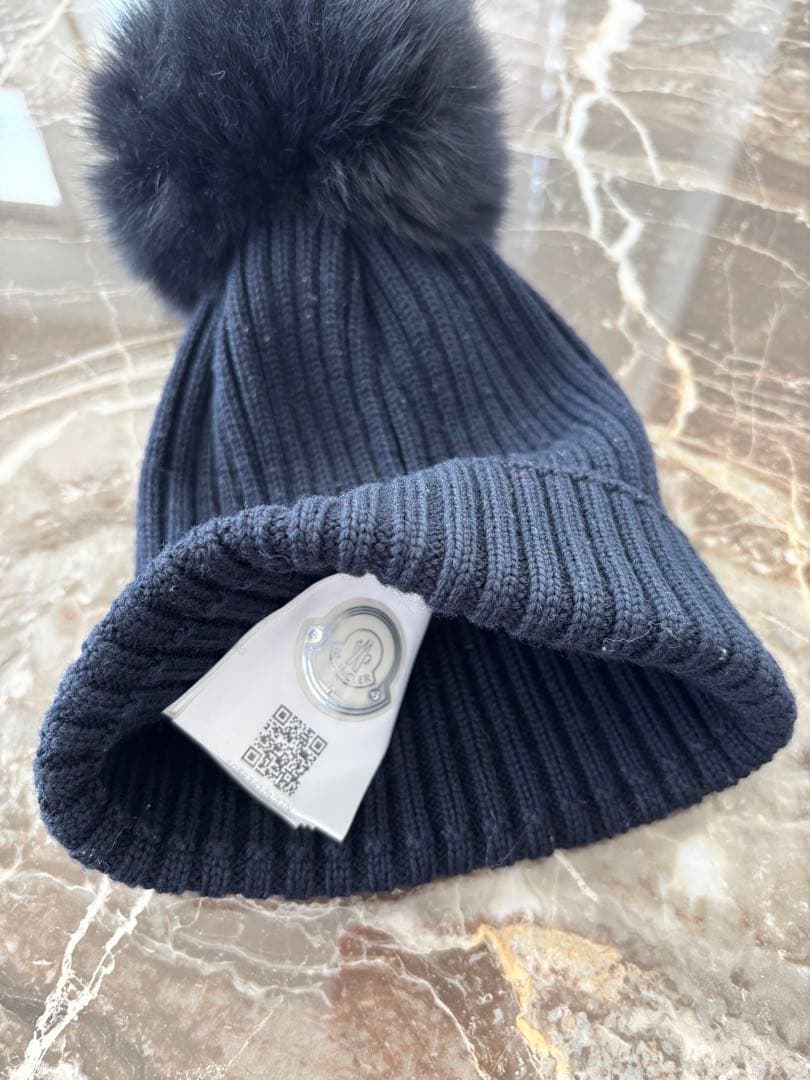 MONCLER ポンポン付きニット帽 黒