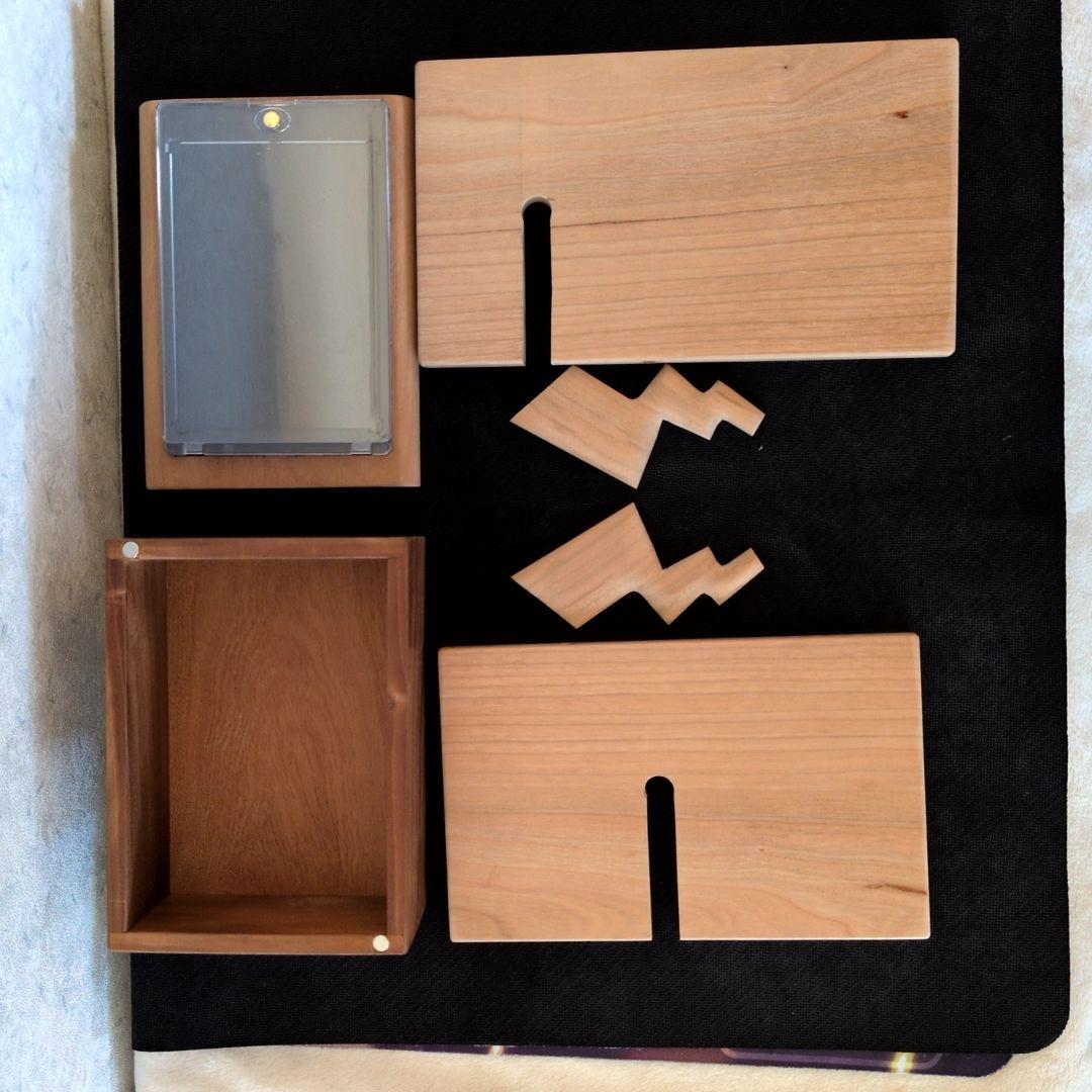 デッキケース　飾り棚　カードボックス マグネットローダーポケモンカード 小物入れ