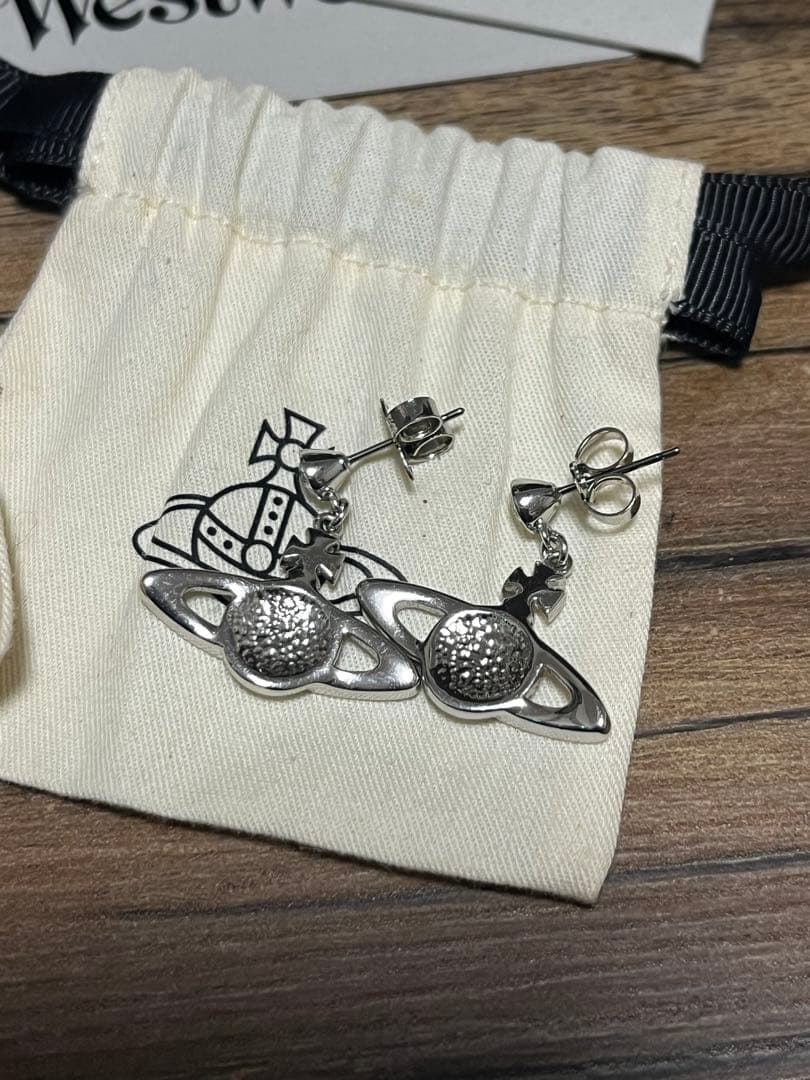 Vivienne Westwood ミニバスレリーフピアス