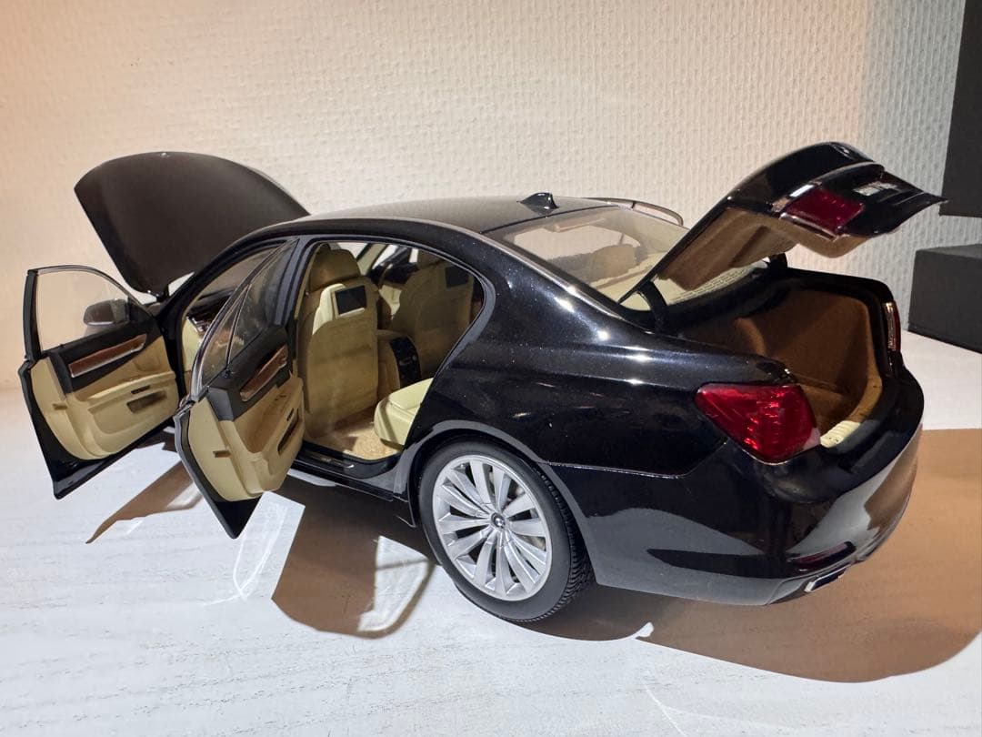 ミニカー KYOSHO BMW 750Li (F02) 1:18