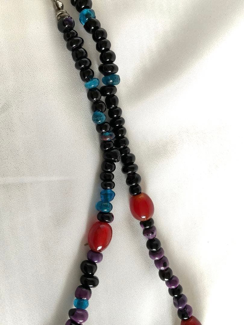 エスニックジュエリー！「古代ガラスと赤メノウとジャワ手作りビーズ」ネックレス