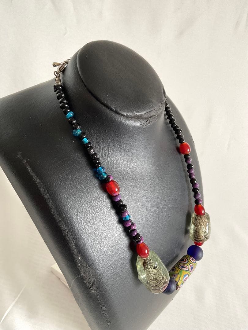 エスニックジュエリー！「古代ガラスと赤メノウとジャワ手作りビーズ」ネックレス
