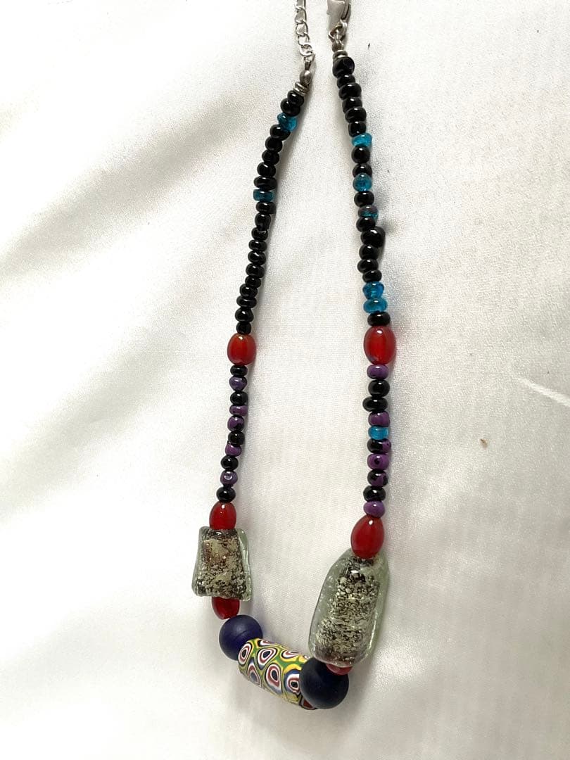 エスニックジュエリー！「古代ガラスと赤メノウとジャワ手作りビーズ」ネックレス
