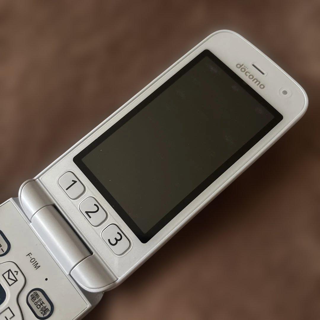 docomo らくらくホン F-01M ホワイト