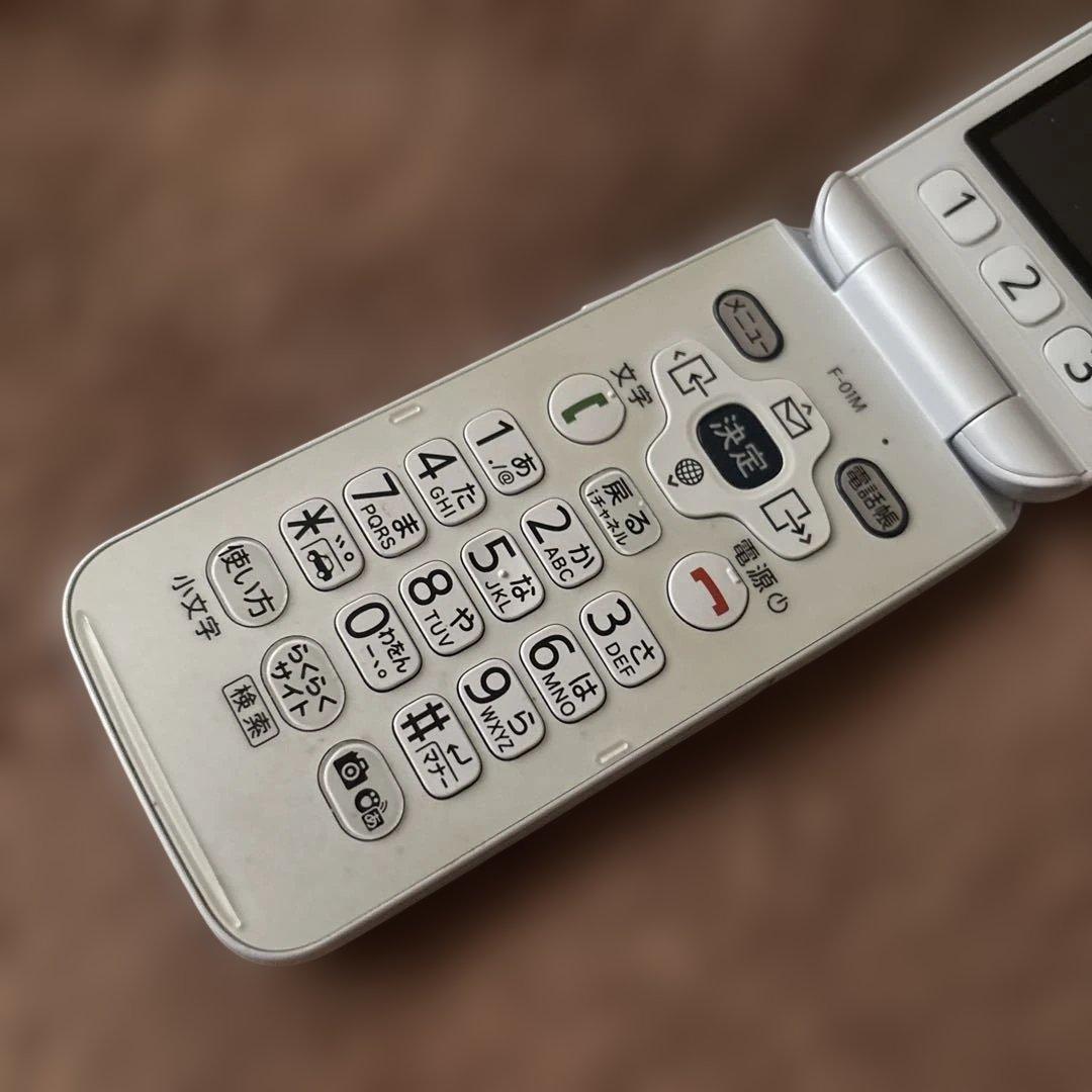 docomo らくらくホン F-01M ホワイト