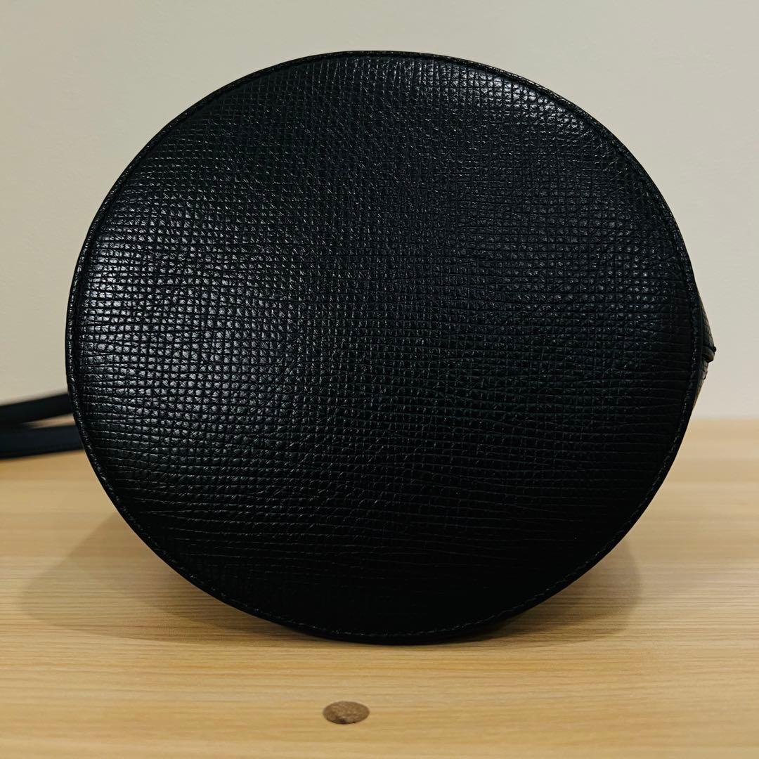 スマイソン ショルダーバッグ 黒 レザー クォータームーン クロスボディ