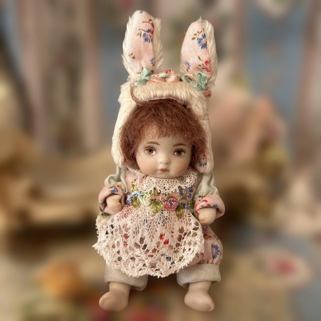 ビスクドール　うさぎの帽子の子