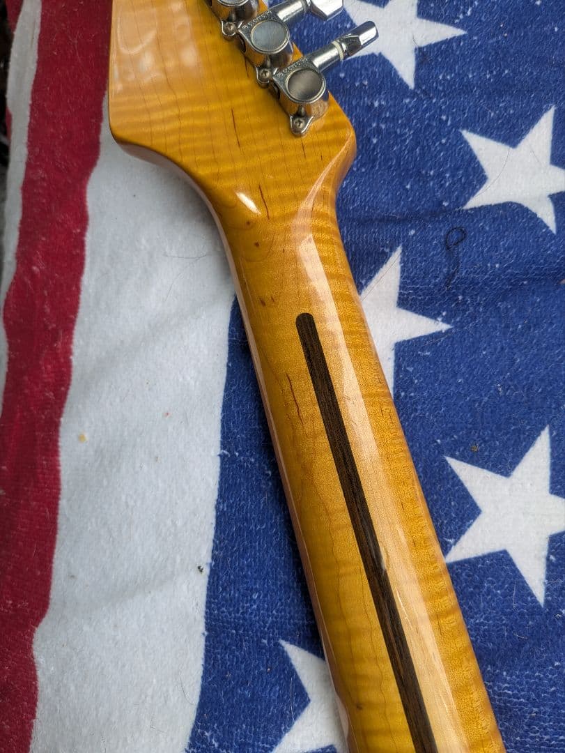 ストラトキャスタータイプ　 レースセンサー PU 搭載　ゴージャス仕様