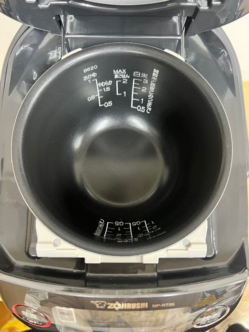 象印 IH炊飯器 NP-RT05（3合炊き）プラチナ厚釜／ブラック 2024年製