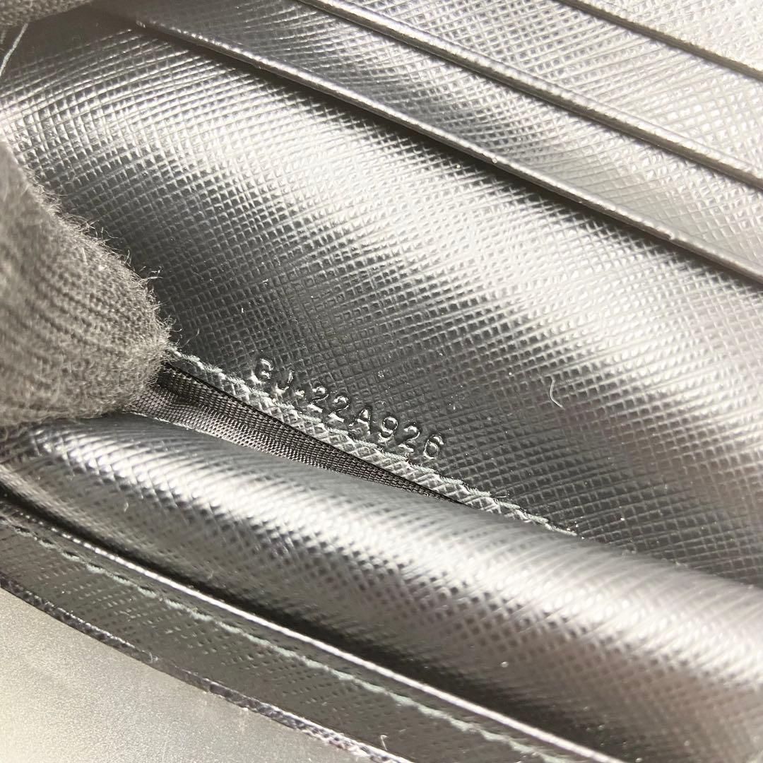 サルヴァトーレフェラガモ　折り財布　ヴァラリボン　レザー　ゴールド金具　ブラック