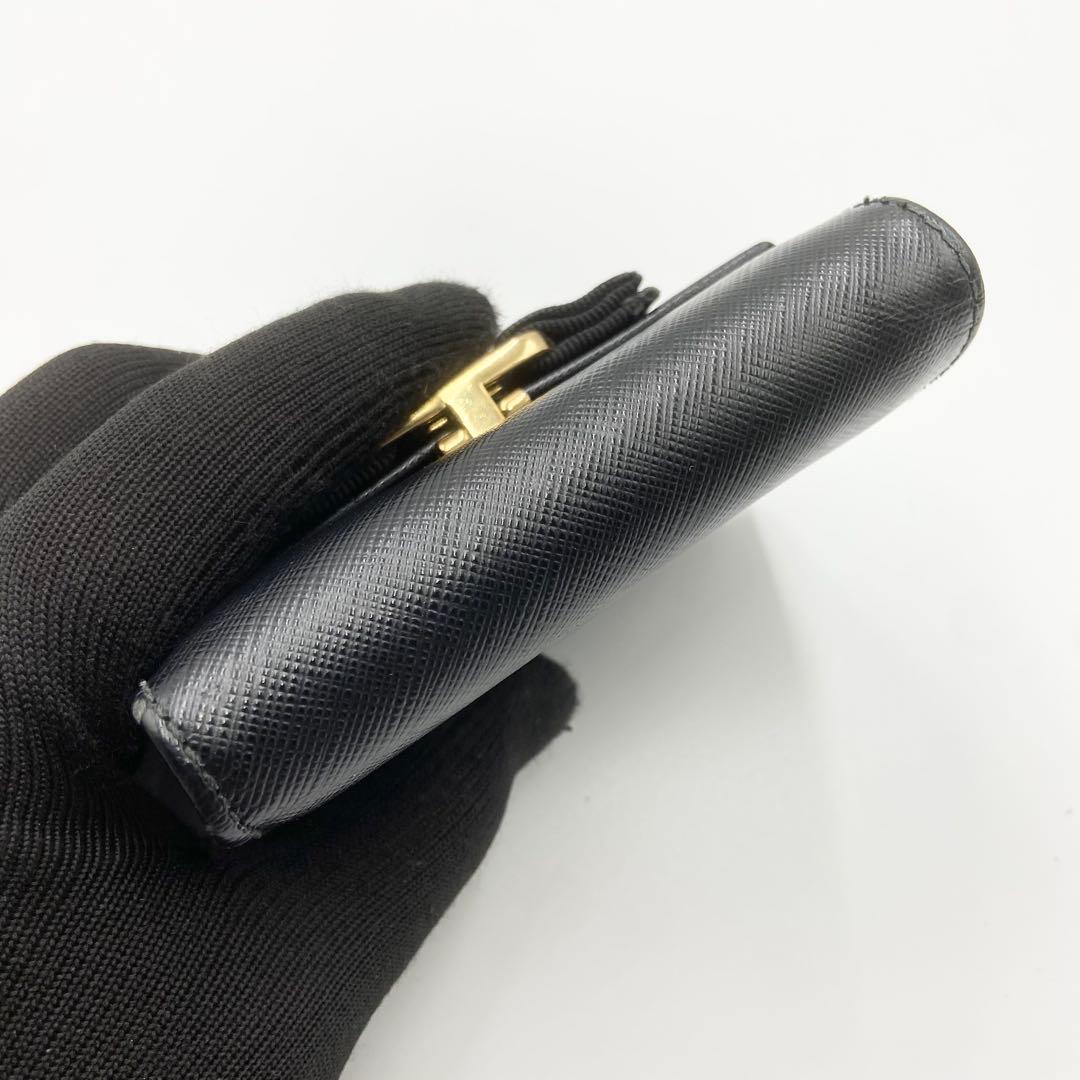 サルヴァトーレフェラガモ　折り財布　ヴァラリボン　レザー　ゴールド金具　ブラック
